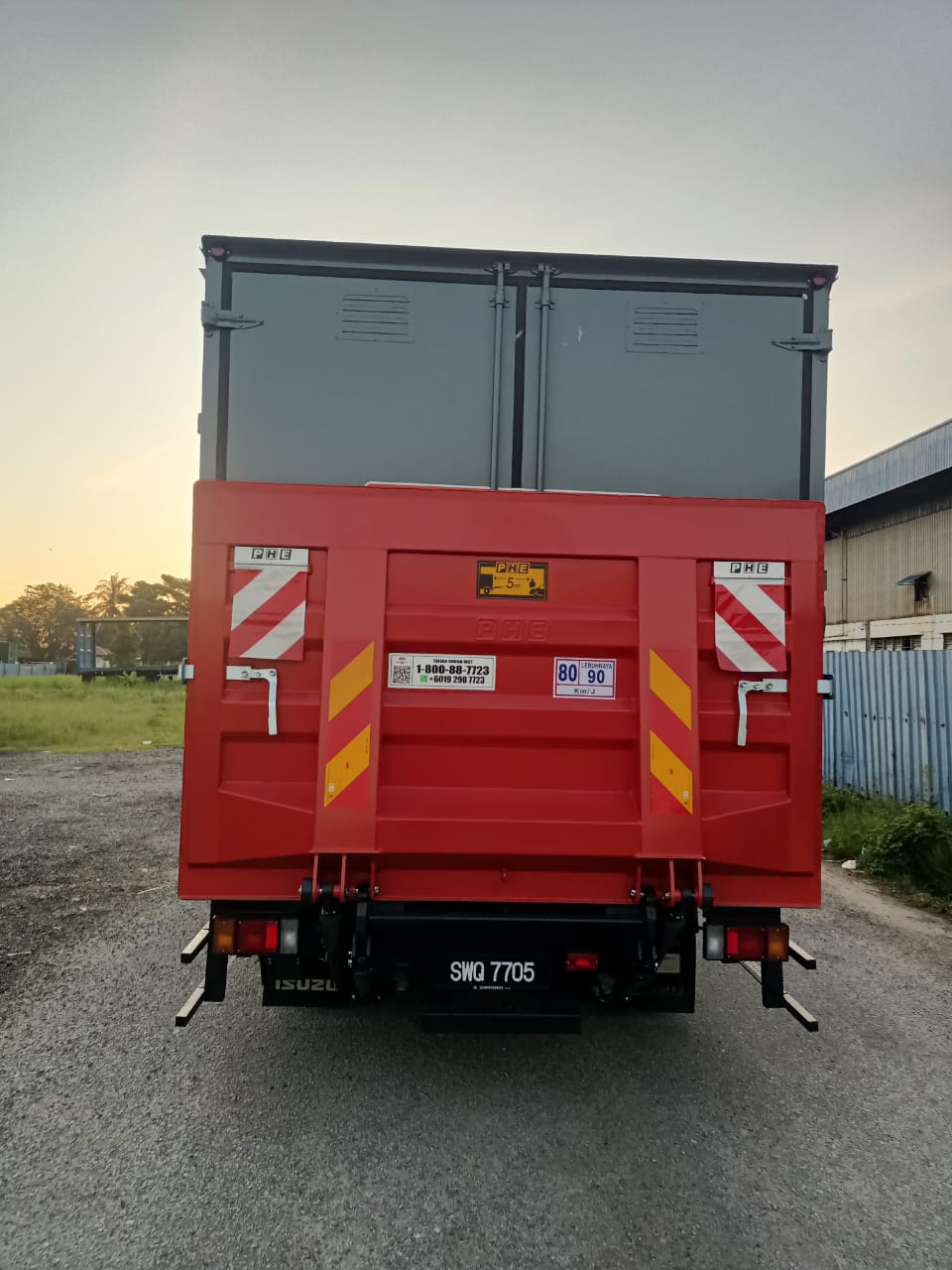 Ycv solution 3 ton 17 feet with tailgate ph:+60 17-287 7243